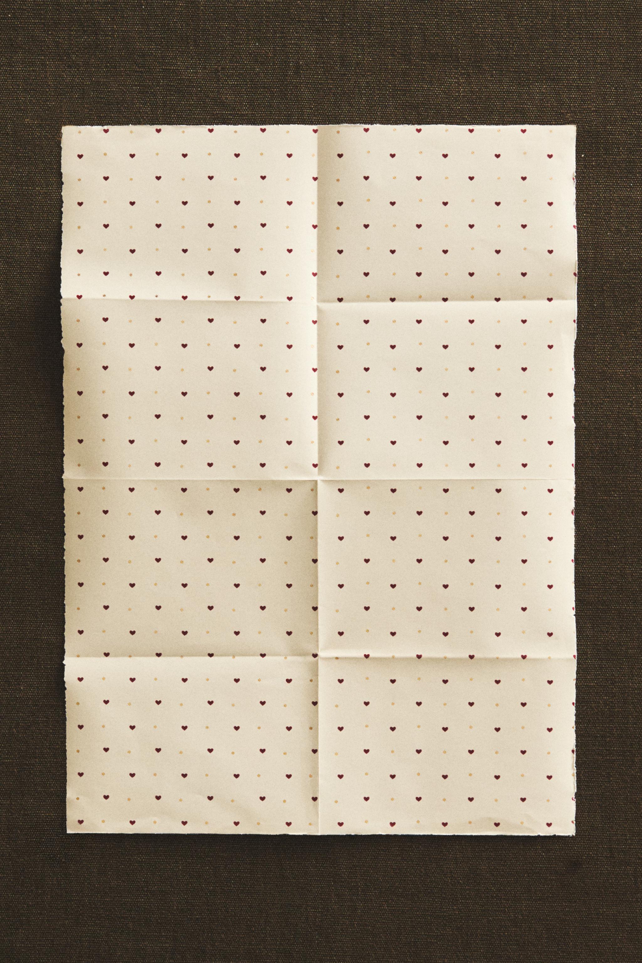 CHRISTMAS WRAPPING PAPER WITH HEARTS